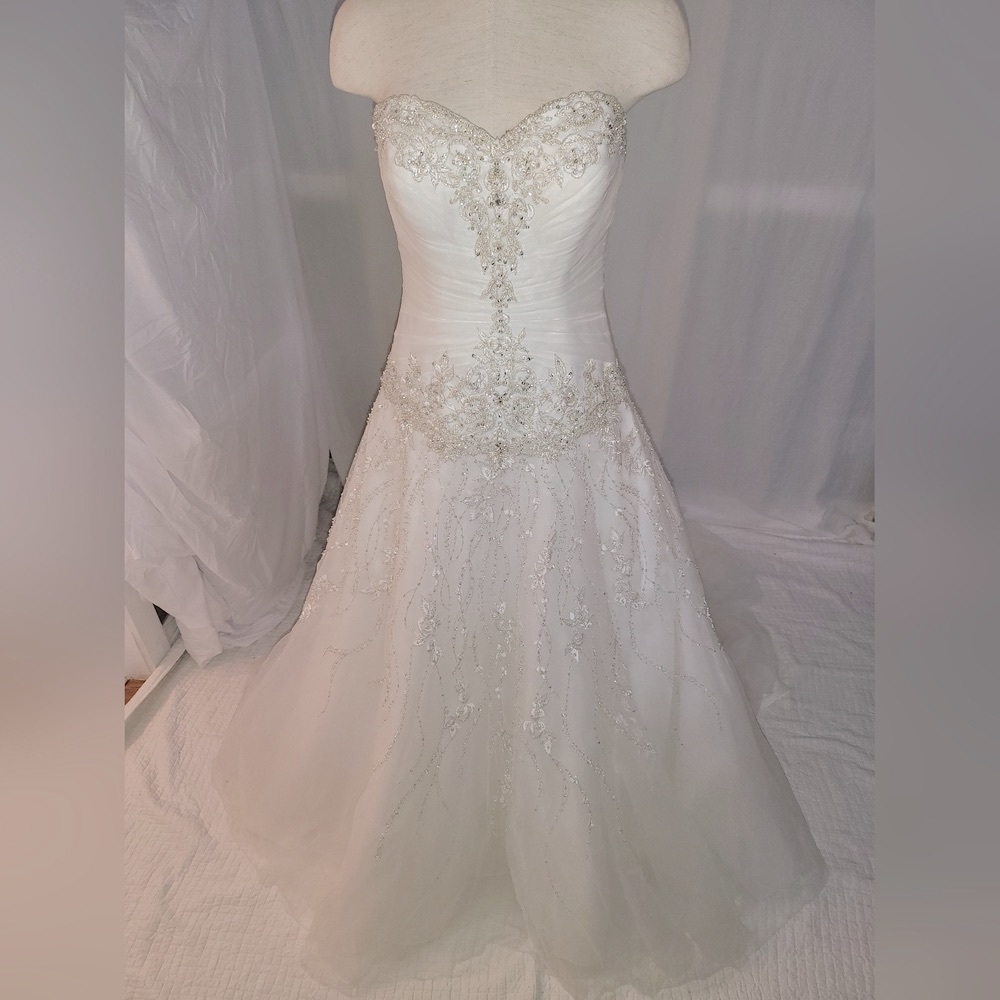 NWOT Allure Bridals - Wedding Dress - Style 8769 - White